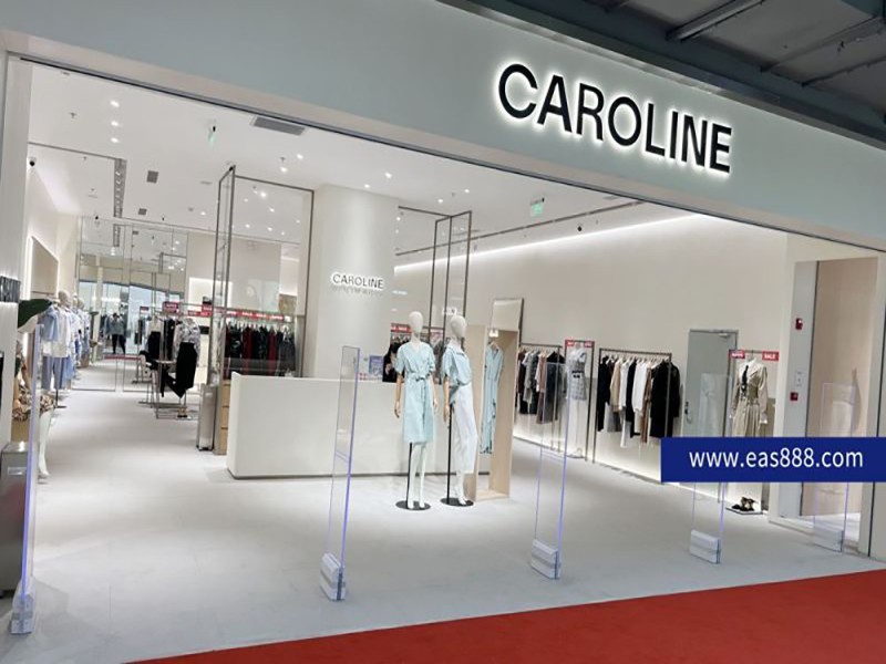 CAROLINE Tøjbutik installerer Cubic Beauty-tøjssikringen AM9800