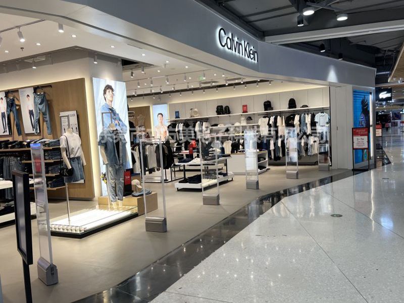 Calvin Klein tøjbutik installerer Cubic Beauty tøj startspærre AM7806