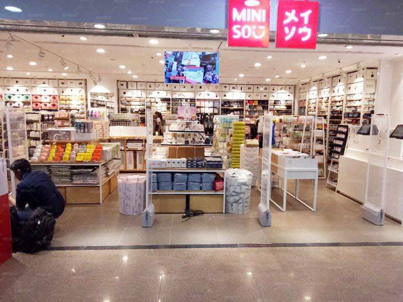 MINISO boutique installerer CuboM AM7806 sikkerhedsdør